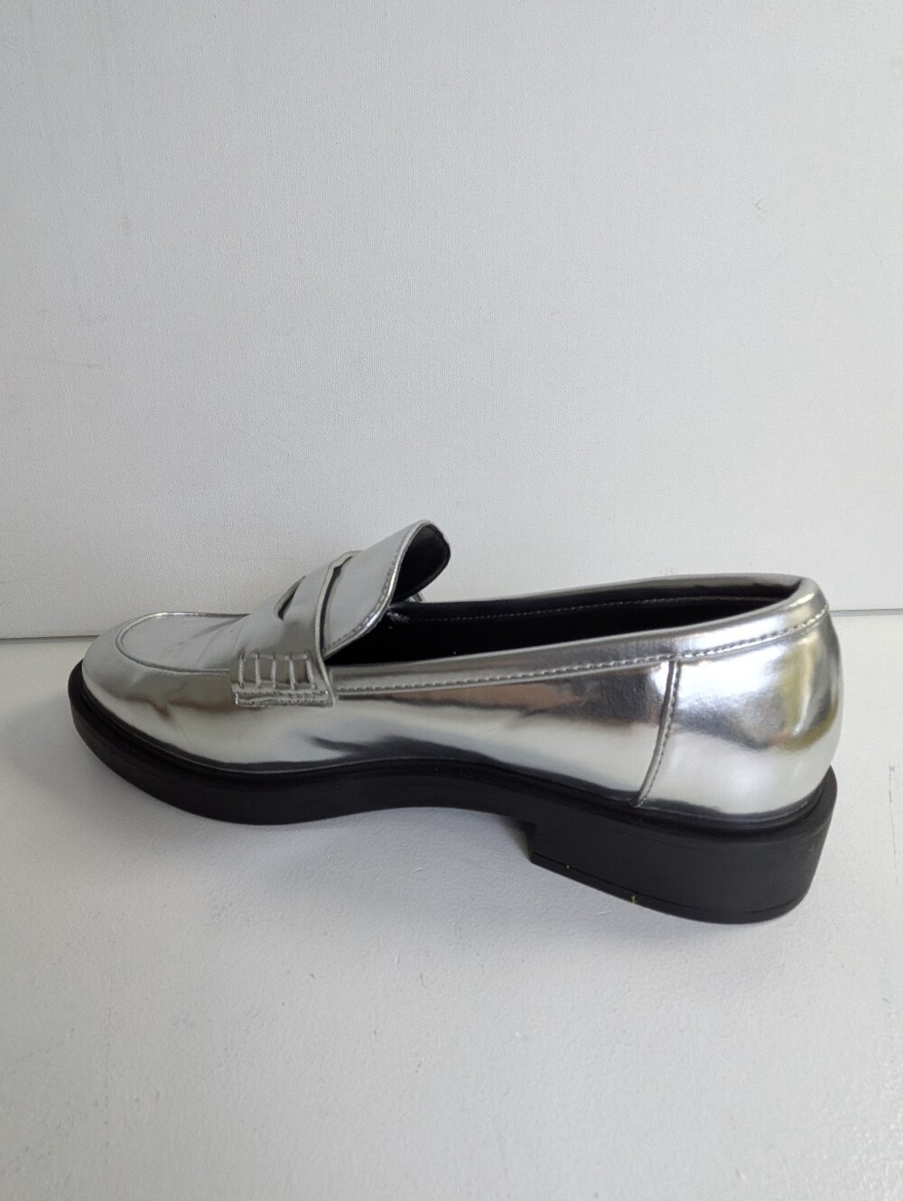 A New Day Women's Jordan Loafer Flats with Memory Foam Insole Silver Sz 8.5 EUC - Picture 3 of 9